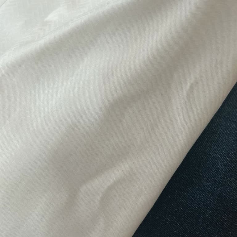 Giovane Gentile Takım Elbisenin İpleri Farklı Renkte Dikilmişti