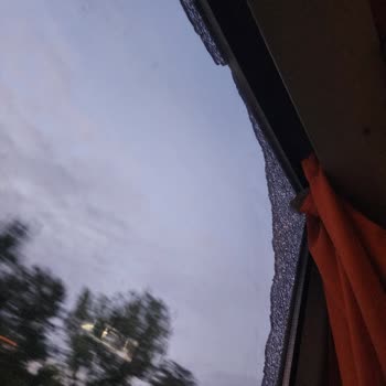 Kırık Camlı Otobüste Güvensiz Ve Rahatsız Edici Yolculuk Deneyimi