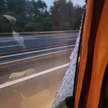 Kırık Camlı Otobüste Güvensiz Ve Rahatsız Edici Yolculuk Deneyimi