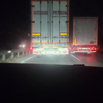 Emniyet Genel Müdürlüğü Şerit İhlali Yapan Tır Şoförü Trafikte Can Güvenliğimizi Tehlikeye Attı