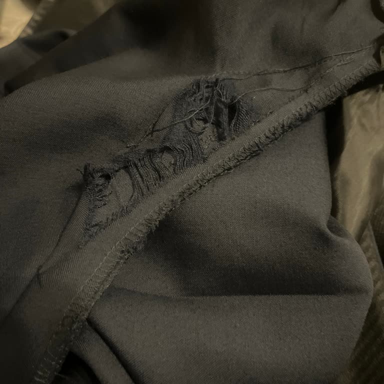 Bisse Takım Elbise Pantolonu Kısa Sürede Yırtıldı, Tamir Süreci Hayal Kırıklığı Yarattı