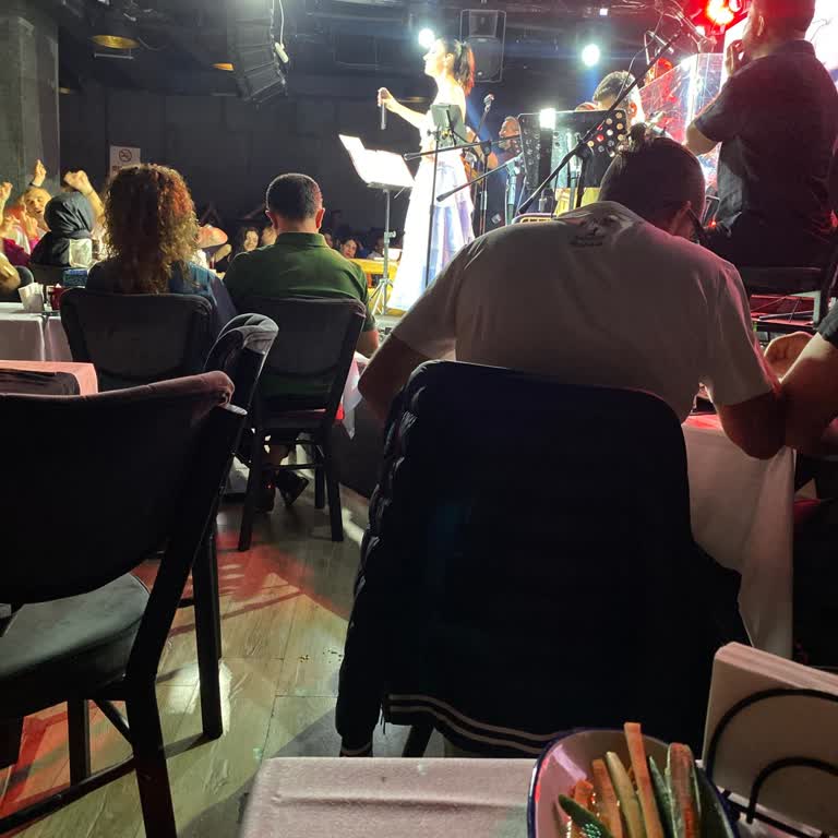 Rezervasyonumuzu Satıp Yanlış Masaya Oturttular, Hizmette Büyük Aksaklık