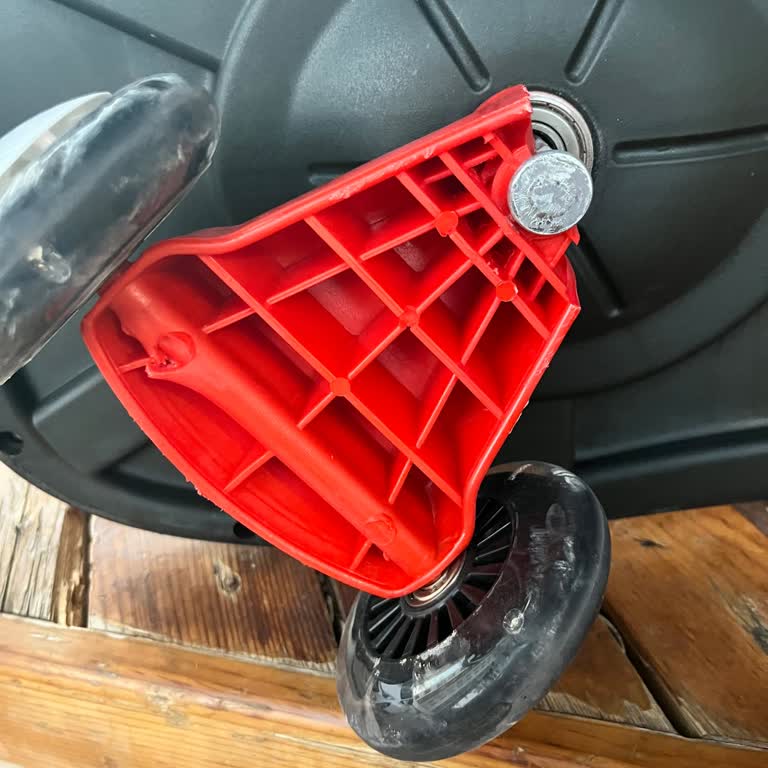 Oyuncak Arabanın Taşıma Kapasitesi Yetersiz Ve Ön Tekerleği Kırıldı