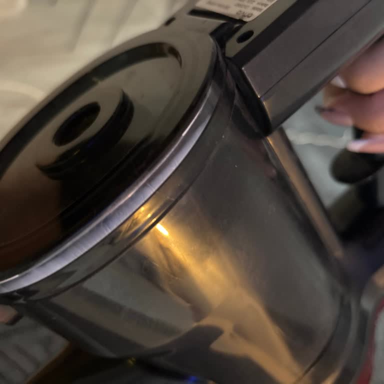 Onvo Dikey Süpürge Toz Haznesi Kapağı Kolayca Kırılıyor, Yedek Parça Bulunamıyor