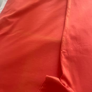 Kaft Mercan Rengi Tshirtlerde İlk Yıkamada Renk Solması Ve Dalgalanma Sorunu