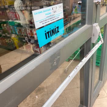 Market Açılış Saatine Uymuyor, Müşteriler Kapıda Bekletiliyor