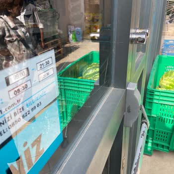 Market Açılış Saatine Uymuyor, Müşteriler Kapıda Bekletiliyor