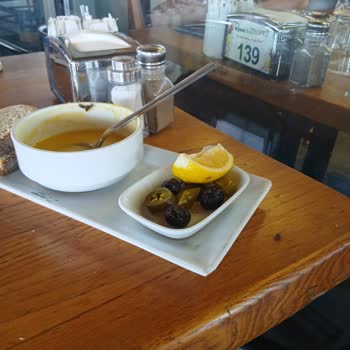 Köfteci Ramiz'de Sinek Sorunu Ve Sağlıksız Servis