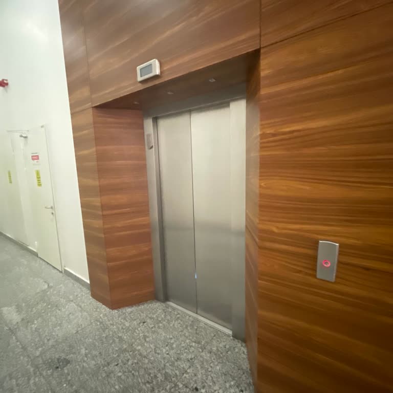 Podium AVM'de Aylardır Çalışmayan Asansör Mağduriyeti