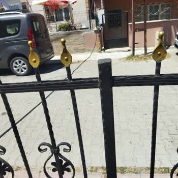 20 Gündür Yerde Kalan Telefon Kablosuna Kimse Müdahale Etmiyor