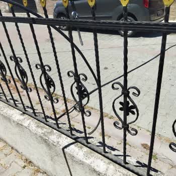 20 Gündür Yerde Kalan Telefon Kablosuna Kimse Müdahale Etmiyor