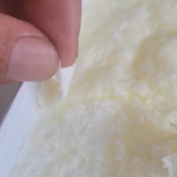 Sütaş Tava Yoğurt Üzerinde Kaymak Yerine Kağıt Peçete Çıkması