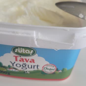 Sütaş Tava Yoğurt Üzerinde Kaymak Yerine Kağıt Peçete Çıkması