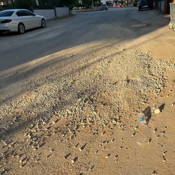 Belediyenin Yarım Bıraktığı Yol Toz Ve Çileye Sebep Oluyor!