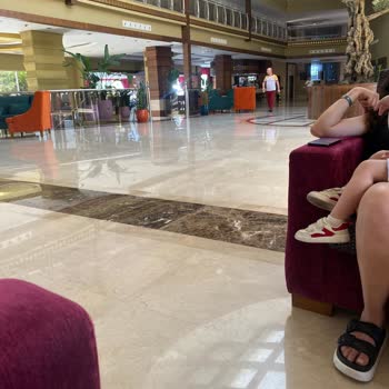 Rezervasyon Sorunu Nedeniyle Resepsiyonda Bekletildik