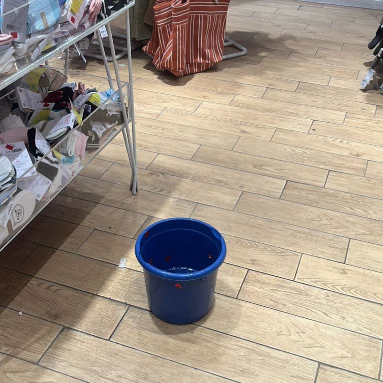 Mağaza Ortasında Su Birikintisi Ve Kötü Görüntü