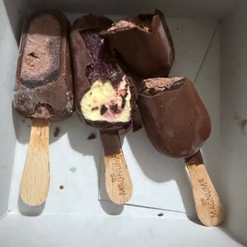 Aldığım Dondurmanın Rengi Değişmiş Ve Sağlığımı Tehdit Etti