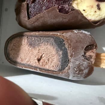 Aldığım Dondurmanın Rengi Değişmiş Ve Sağlığımı Tehdit Etti