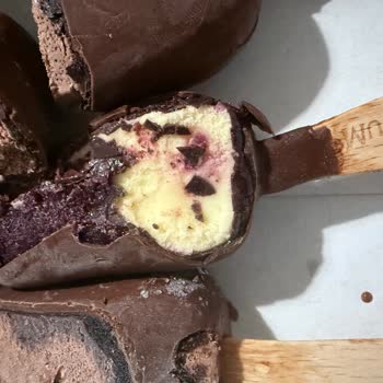 Aldığım Dondurmanın Rengi Değişmiş Ve Sağlığımı Tehdit Etti