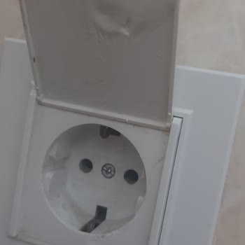 Air Wick Oda Kokusu Priz Kapağını Eritti Şaşkınım