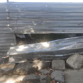 Otopark Demirleri Kaldırımı İşgal Ediyor, Belediye İlgisiz Kaldı