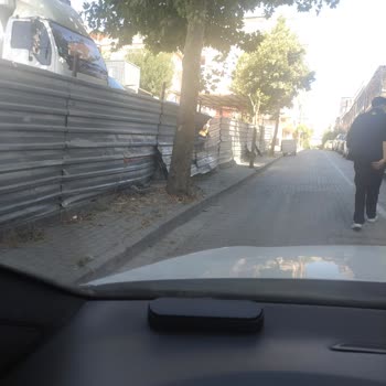 Otopark Demirleri Kaldırımı İşgal Ediyor, Belediye İlgisiz Kaldı