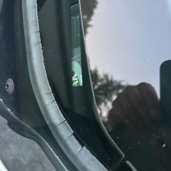 BMW 3.20 Ön Cam Plastiğinde Beklenmedik Çatlak