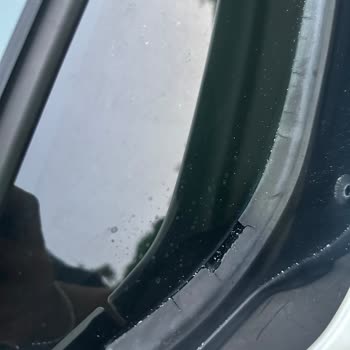 BMW 3.20 Ön Cam Plastiğinde Beklenmedik Çatlak