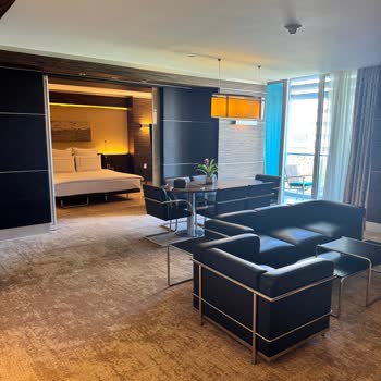 Oda Yanında Gürültülü Düğün Ve İlgisiz Otel Personeli