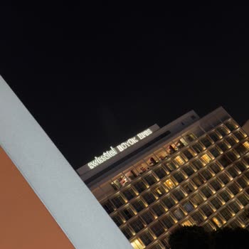 Oda Yanında Gürültülü Düğün Ve İlgisiz Otel Personeli