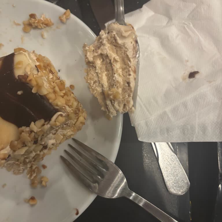 Starbucks Pastasında Sert Cisim Çıkması Ve Güvenlik Endişesi