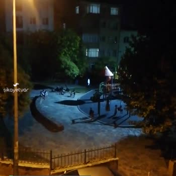 Bahçelievler Belediyesi Çocuk Parkı Gece Yarısında Çok Gürültülü
