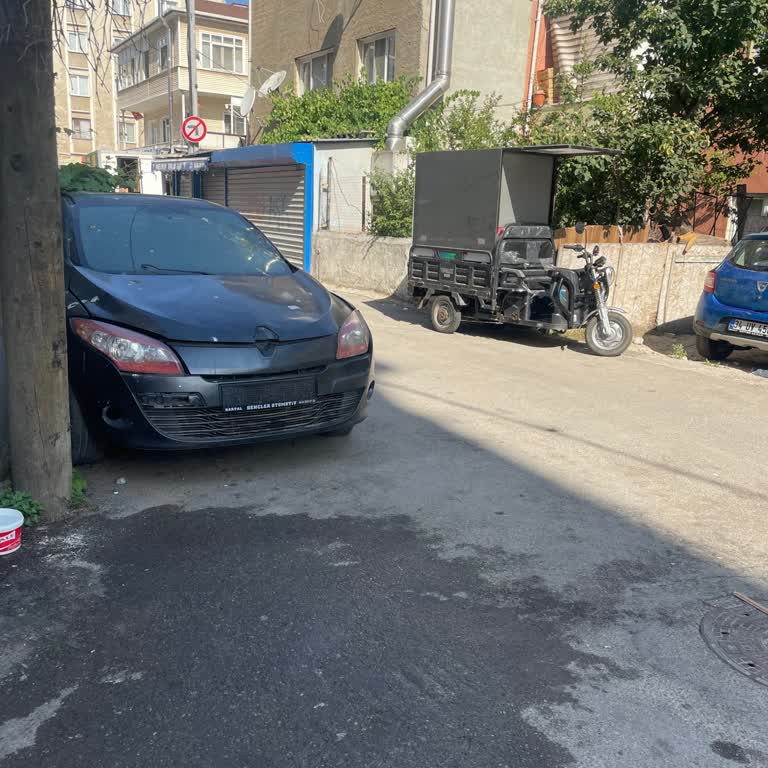 Sokakta Bırakılan Hurda Araçlar Görüntü Kirliliği Yaratıyor