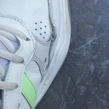 Adidas Spor Ayakkabım Kısa Sürede Yıprandı Ve Dikişleri Attı