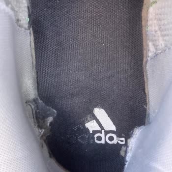 Adidas Spor Ayakkabım Kısa Sürede Yıprandı Ve Dikişleri Attı