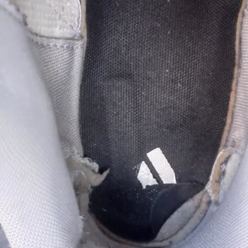 Adidas Spor Ayakkabım Kısa Sürede Yıprandı Ve Dikişleri Attı