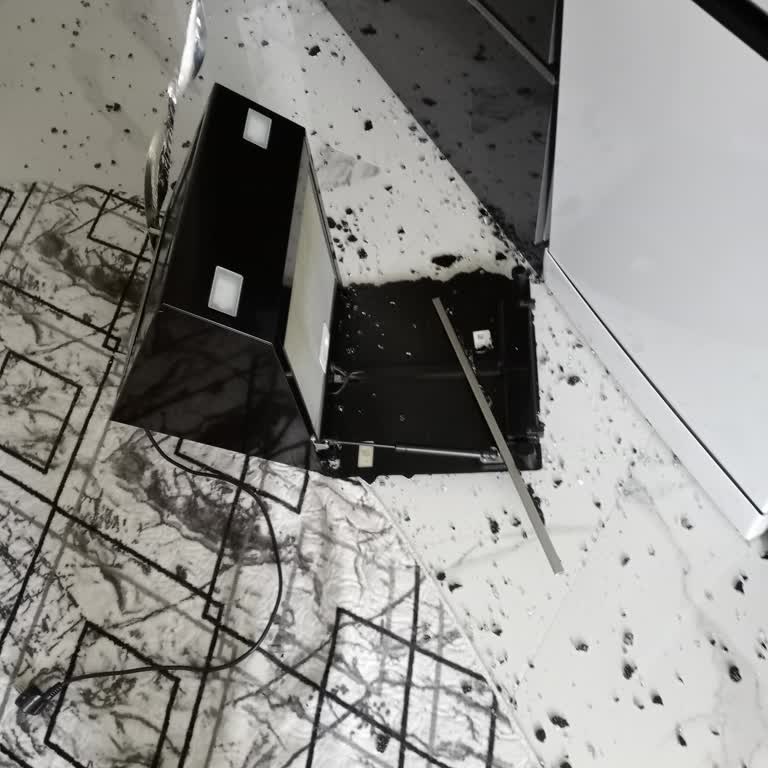 Davlumbaz Montaj Hatası Nedeniyle Yere Düşüp Parçalandı