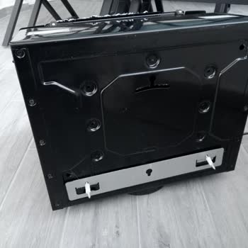 Davlumbaz Montaj Hatası Nedeniyle Yere Düşüp Parçalandı