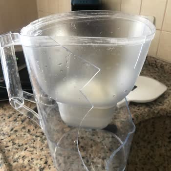 Sürahi Kapağı Oturmadı, Kırıldı Ve Elim Kesildi