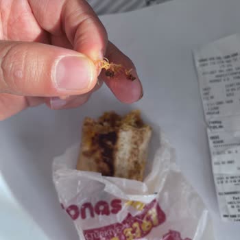 Dönerde Tavuk Tüyü Ve Teleği Çıkması, Şube Yetkilisinin İlgisizliği