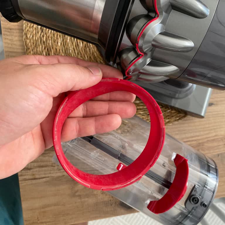 Dyson Süpürgede Lastik Ve Koku Sorunu Çözülmüyor