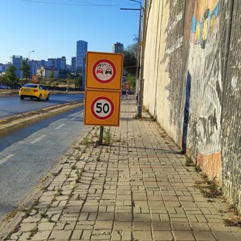 Kaldırımı İşgal Eden Levhalar Yayaları Mağdur Ediyor