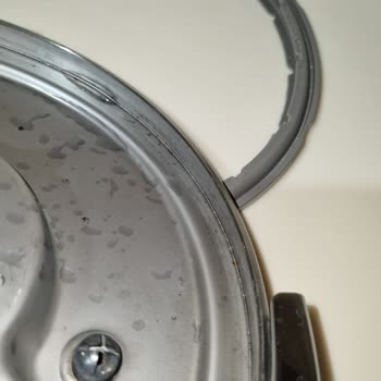 Karaca Düdüklü Tencerede Paslanma Ve Parça Dökülmesi Sorunu