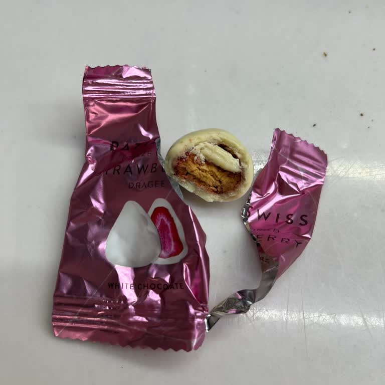 Patiswiss Paket İçinden Isırılmış Çilekli Çikolata Çıktı