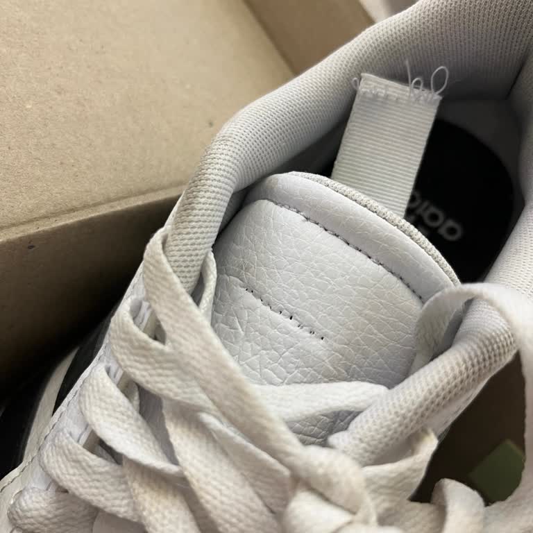 Adidas Ayakkabımın Dikiş Sorunu Garanti Kapsamında Değerlendirilmedi