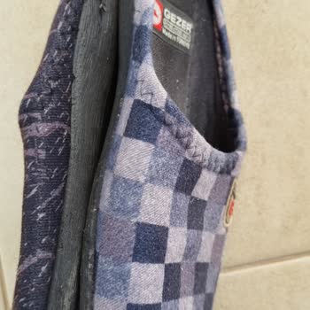 Gezer Terlikler Kısa Sürede Parçalandı Evde Siyah Parçalar Saçıldı