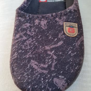 Gezer Terlikler Kısa Sürede Parçalandı Evde Siyah Parçalar Saçıldı