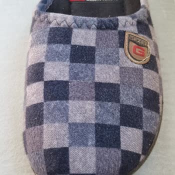 Gezer Terlikler Kısa Sürede Parçalandı Evde Siyah Parçalar Saçıldı