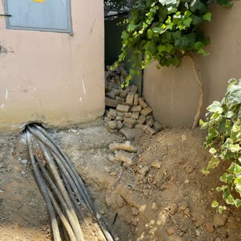 Ayedaş Çalışması Nedeniyle Apartman Girişinde Güvenlik Ve Düzen Sorunu