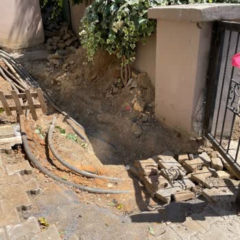 Ayedaş Çalışması Nedeniyle Apartman Girişinde Güvenlik Ve Düzen Sorunu